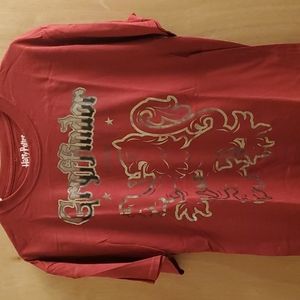 Harry Potter Gryfinndor Alumni Tshirt. New never worn. SIZE Men's Medium